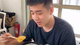 猛男在线吃瓜直播,带你领略网络直播新风尚